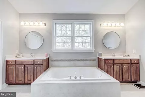 Bath - 8946 Sahalee Ct, Pasadena, MD 21122 photo 5 of 8