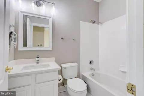 Bath - 8946 Sahalee Ct, Pasadena, MD 21122 photo 4 of 8
