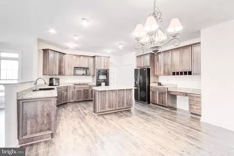 Kitchen - 8946 Sahalee Ct, Pasadena, MD 21122 photo 6 of 6