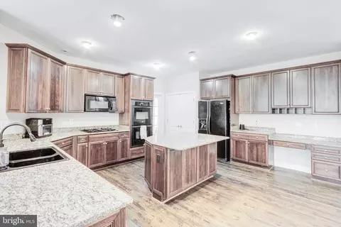 Kitchen - 8946 Sahalee Ct, Pasadena, MD 21122 photo 5 of 6