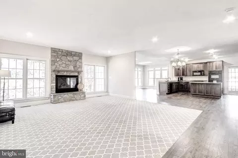 Living - 8946 Sahalee Ct, Pasadena, MD 21122 photo 2 of 4
