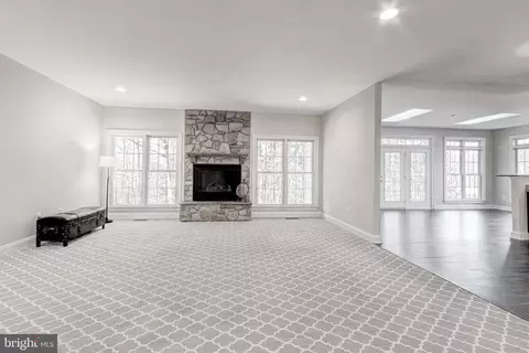 Living - 8946 Sahalee Ct, Pasadena, MD 21122 photo 3 of 4