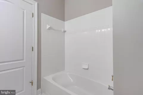 Bath - 8946 Sahalee Ct, Pasadena, MD 21122 photo 3 of 8