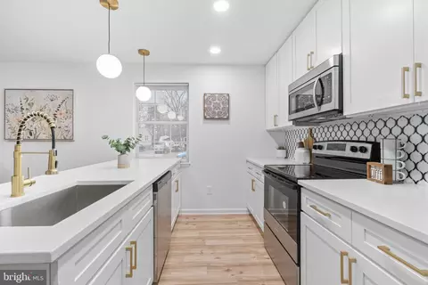 1090 Locust Dr, Pasadena, MD 21122 photo 7
