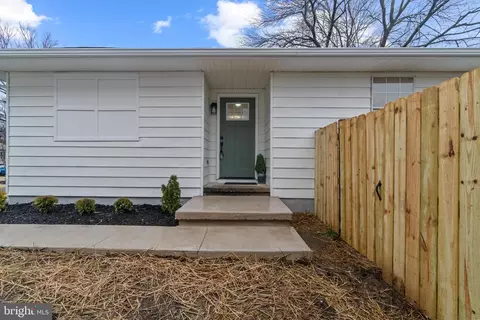 1090 Locust Dr, Pasadena, MD 21122 photo 2