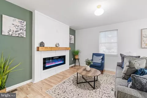 1090 Locust Dr, Pasadena, MD 21122 photo 4