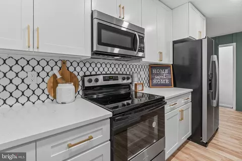 1090 Locust Dr, Pasadena, MD 21122 photo 9