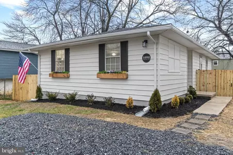 1090 Locust Dr, Pasadena, MD 21122