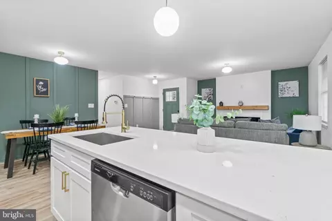 1090 Locust Dr, Pasadena, MD 21122 photo 8