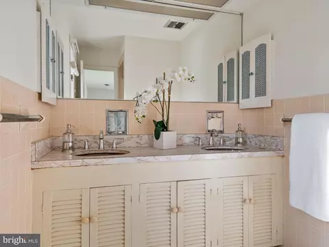 Bath - 1231 Balfour Dr, Arnold, MD 21012 photo 1 of 3