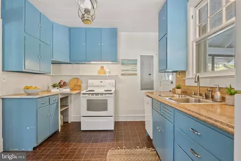 Kitchen - 12 Cushing Ave, Annapolis, MD 21403 photo 2 of 5