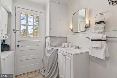Bath - 12 Cushing Ave, Annapolis, MD 21403 photo 2 of 2