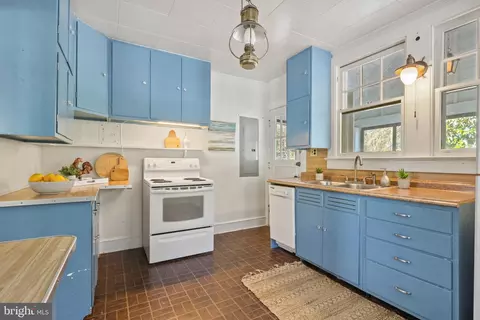 Kitchen - 12 Cushing Ave, Annapolis, MD 21403 photo 3 of 5