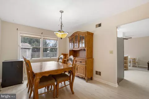 Dining - 962 9th St, Pasadena, MD 21122 photo 2 of 4