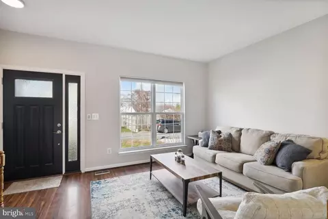 Living - 813 209th St, Pasadena, MD 21122 photo 4 of 10