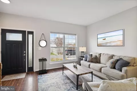 Living - 813 209th St, Pasadena, MD 21122 photo 5 of 10
