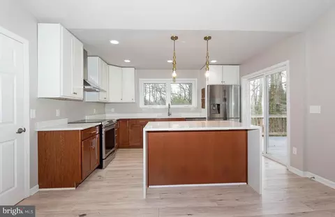 Kitchen - 327 N Ferry Point Rd, Pasadena, MD 21122 photo 2 of 6