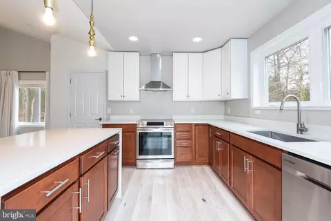 Kitchen - 327 N Ferry Point Rd, Pasadena, MD 21122 photo 3 of 6