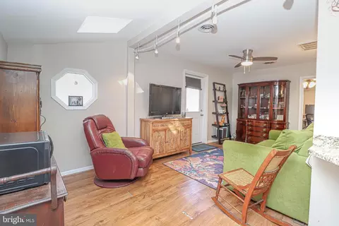 Living - 1724 Shore Dr, Edgewater, MD 21037 photo 2 of 4