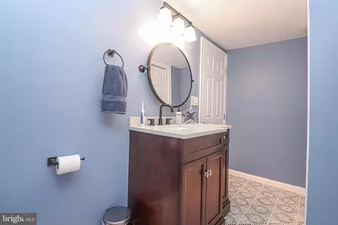 Bath - 1724 Shore Dr, Edgewater, MD 21037 photo 3 of 3