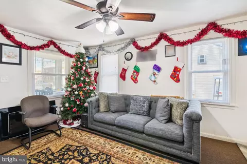 Living - 1009 Monroe St, Annapolis, MD 21403 photo 2 of 4