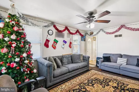 Living - 1009 Monroe St, Annapolis, MD 21403 photo 3 of 4