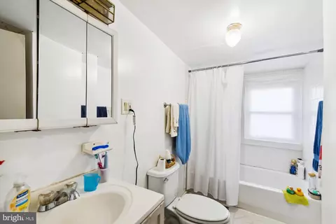 Bath - 1009 Monroe St, Annapolis, MD 21403 photo 2 of 3