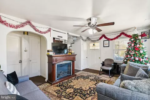 Living - 1009 Monroe St, Annapolis, MD 21403 photo 1 of 4