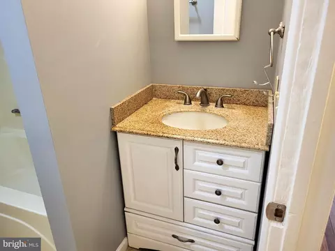 Bath - 3594 2nd Ave, Edgewater, MD 21037 photo 2 of 3