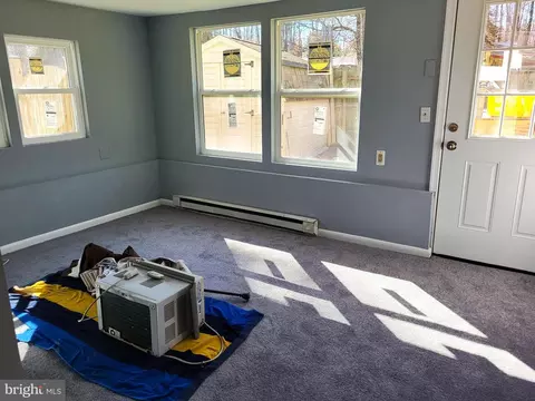 Living - 3594 2nd Ave, Edgewater, MD 21037 photo 2 of 2