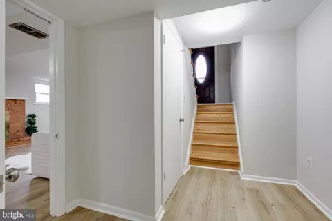 Entry Way - 517 Williamsburg Ln, Odenton, MD 21113 photo 2 of 2