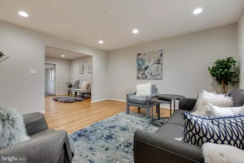 Living - 517 Williamsburg Ln, Odenton, MD 21113 photo 4 of 10