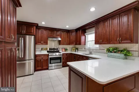 Kitchen - 517 Williamsburg Ln, Odenton, MD 21113 photo 4 of 6