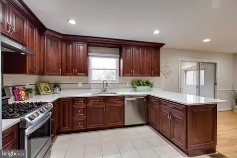 Kitchen - 517 Williamsburg Ln, Odenton, MD 21113 photo 5 of 6