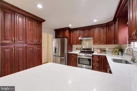 Kitchen - 517 Williamsburg Ln, Odenton, MD 21113 photo 2 of 6