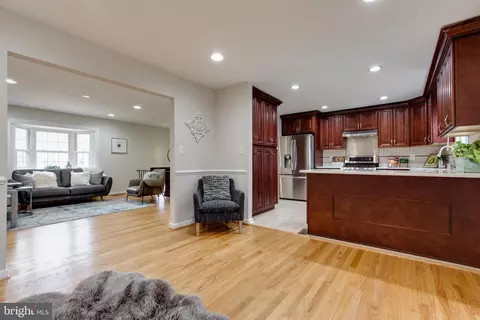 Living - 517 Williamsburg Ln, Odenton, MD 21113 photo 6 of 10
