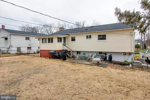 Exterior - 517 Williamsburg Ln, Odenton, MD 21113 photo 8 of 10