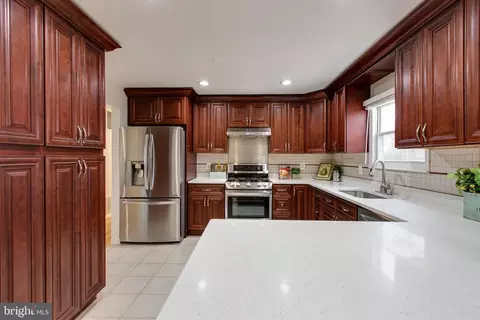 Kitchen - 517 Williamsburg Ln, Odenton, MD 21113 photo 3 of 6