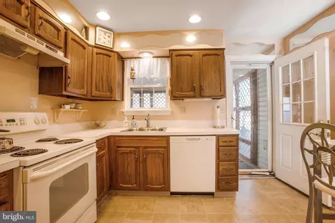 Kitchen - 1904 Mount Hope Ct, Hanover, MD 21076 photo 2 of 4