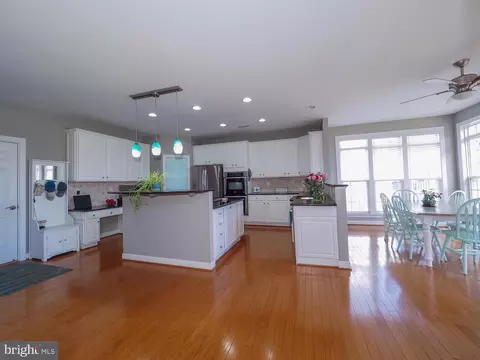 Kitchen - 7707 Lyman Ave, Pasadena, MD 21122 photo 6 of 9