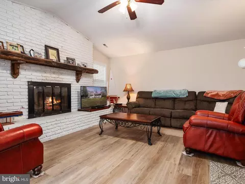 Living - 51 Claiborne Rd, Edgewater, MD 21037 photo 2 of 3