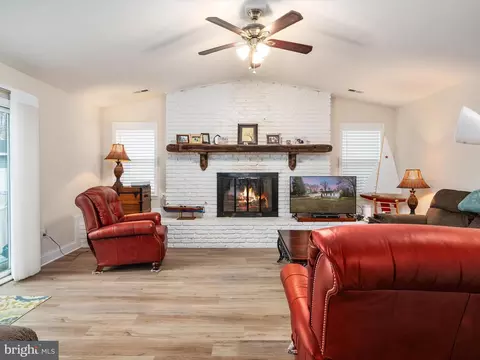 Living - 51 Claiborne Rd, Edgewater, MD 21037 photo 1 of 3
