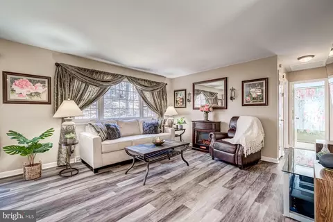 Living - 925 Deep Creek Ave, Arnold, MD 21012 photo 3 of 7