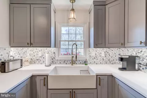 Kitchen - 925 Deep Creek Ave, Arnold, MD 21012 photo 3 of 11