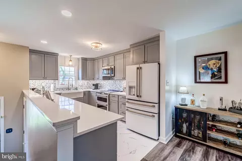 Kitchen - 925 Deep Creek Ave, Arnold, MD 21012 photo 5 of 11