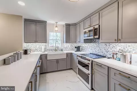 Kitchen - 925 Deep Creek Ave, Arnold, MD 21012 photo 8 of 11