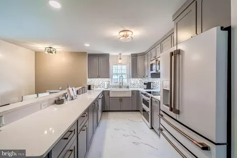 Kitchen - 925 Deep Creek Ave, Arnold, MD 21012 photo 4 of 11