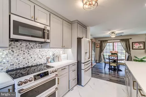 Kitchen - 925 Deep Creek Ave, Arnold, MD 21012 photo 10 of 11