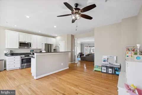 Living - 134 Riverton Pl, Edgewater, MD 21037 photo 4 of 6