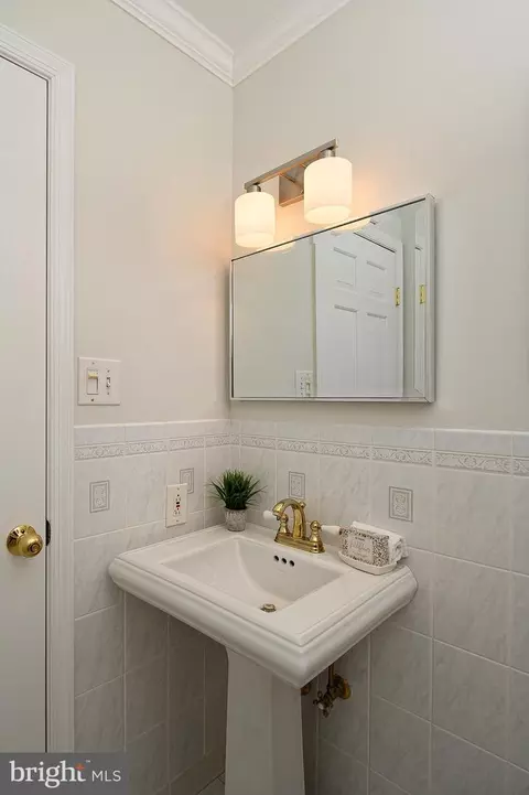 Bath - 3887 Cotter Dr, Edgewater, MD 21037 photo 3 of 5